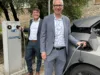 Zwingenbergs Bürgermeister Dr. Sebastian Clever (hinten) und Carsten Hoffmann, Vorstand der GGEW AG, machen sich vor Ort ein Bild von den neuen Ladepunkten.
