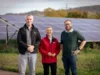 Herr Schmidt, technischer Leiter, und Frau Grüll, Head of Procurement von Detia Freyberg GmbH sowie Herr Stephan von der GGEW AG vor der finalisierten Anlage.
