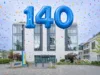 Feierliche Ballons und bunte Konfetti vor GGEW-Gebäude