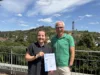 Anja Schmitt, Umweltmanagementbeauftragte der GGEW und Projektverantwortliche, und Carsten Hoffmann, Vorstand der GGEW AG, mit der EMAS-Urkunde.