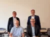 Andreas Heun, Bürgermeister der Gemeinde Lautertal, gemeinsam mit Carsten Hoffmann (rechts vorne), Vorstand der GGEW AG, bei der Unterschrift. Dahinter: Alexander Kreissl, Erster Beigeordneter der Gemeinde (links), und Frank Kaus, Bereichsleiter Konzessions- und Kommunalmanagement der GGEW.