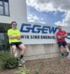 Tobias Kloster von GGEW und Tobias Schlögel vom TV Lampertheim vor dem Verwaltungsgebäude der GGEW am Wilhelm-Herz-Ring.