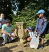 GGEW-Jahrespraktikant Beren Tekdemir mit den Schülerinnen und Schülern im Stadtpark.