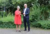 Christine Klein, Bürgermeisterin der Stadt Bensheim und Aufsichtsratsvorsitzende der GGEW AG, blickt mit Carsten Hoffmann, Vorstand der GGEW AG, auf den digitalen Jahresbericht des Bergsträßer Energieversorgers.