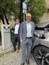 Zwingenbergs Bürgermeister Dr. Sebastian Clever (hinten) und Carsten Hoffmann, Vorstand der GGEW AG, machen sich vor Ort ein Bild von den neuen Ladepunkten.