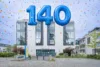 Feierliche Ballons und bunte Konfetti vor GGEW-Gebäude