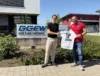 Tobias Kloster (GGEW, links) und Tobias Schlögel (TV Lampertheim, rechts) bekräftigen die Partnerschaft beim 35. GGEW-Spargellauf Run den Damm.