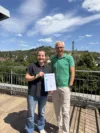 Anja Schmitt, Umweltmanagementbeauftragte der GGEW und Projektverantwortliche, und Carsten Hoffmann, Vorstand der GGEW AG, mit der EMAS-Urkunde.
