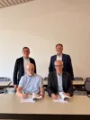 Andreas Heun, Bürgermeister der Gemeinde Lautertal, gemeinsam mit Carsten Hoffmann (rechts vorne), Vorstand der GGEW AG, bei der Unterschrift. Dahinter: Alexander Kreissl, Erster Beigeordneter der Gemeinde (links), und Frank Kaus, Bereichsleiter Konzessions- und Kommunalmanagement der GGEW.