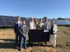 V.l.n.r.: Florian Grob, Moritz Koch, Carsten Hoffmann, Jonas König von IBC Solar, Benjamin Köpfle, Bürgermeister Laudenbach, Steffen Hundemer und Christine Klein, Bürgermeisterin Bensheim und Aufsichtsratsvorsitzende der GGEW AG
